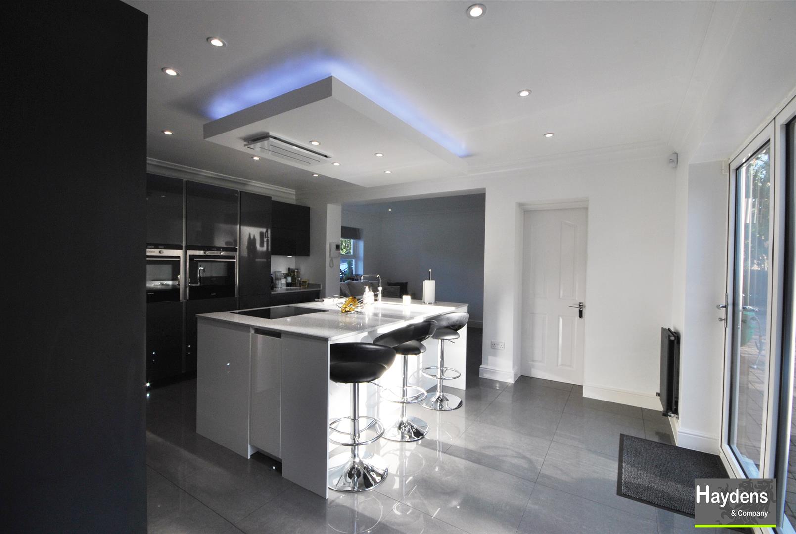 6 Bedrooms, House - Detached